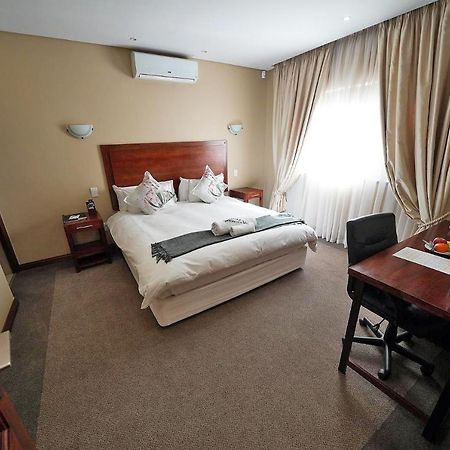 Over The Moon Guesthouse Йоханесбург Екстериор снимка