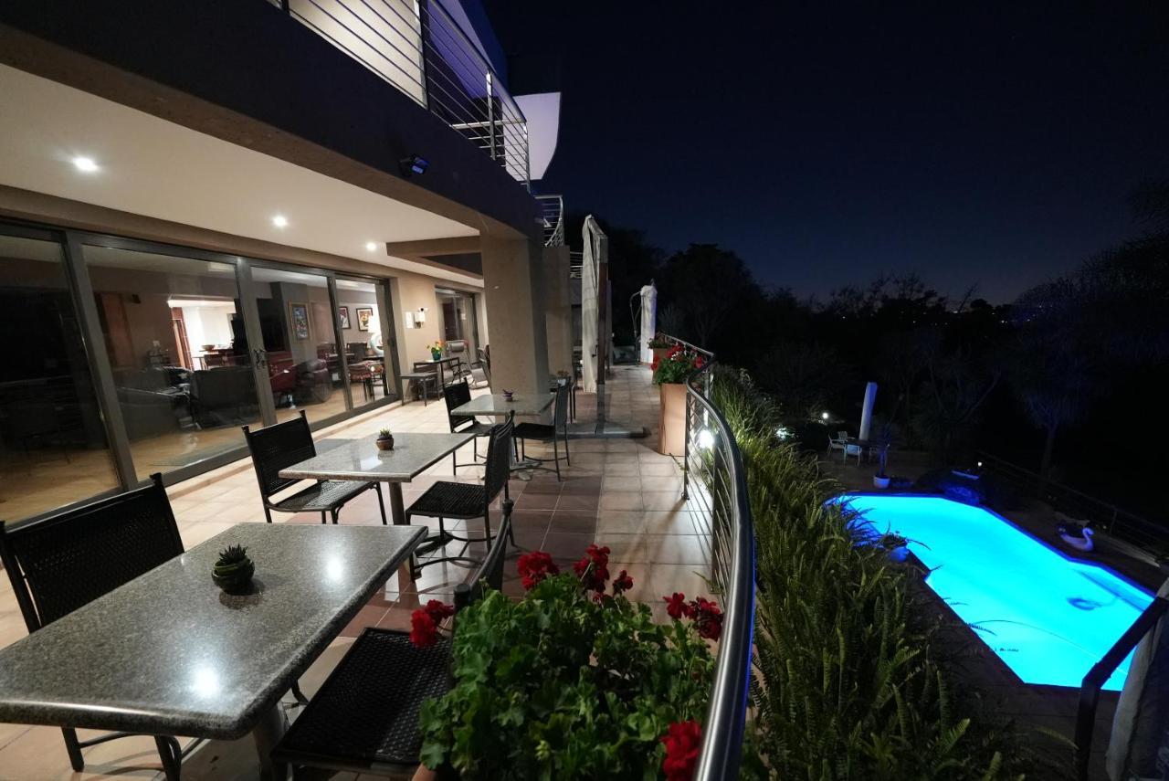 Over The Moon Guesthouse Йоханесбург Екстериор снимка