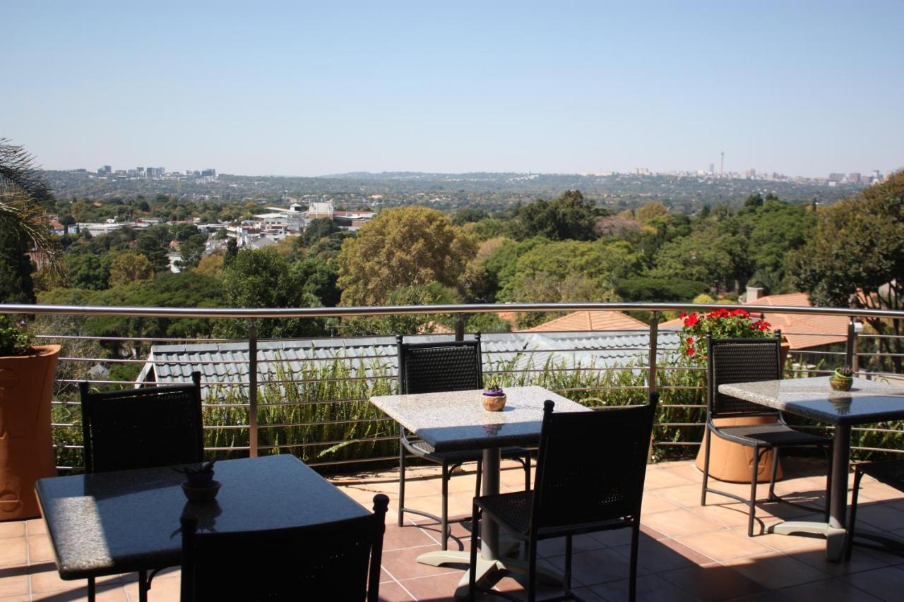 Over The Moon Guesthouse Йоханесбург Екстериор снимка