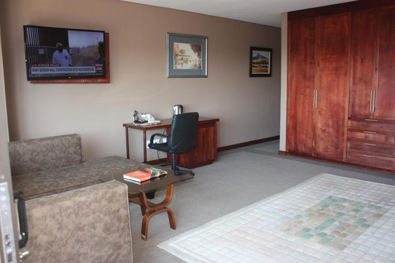 Over The Moon Guesthouse Йоханесбург Екстериор снимка