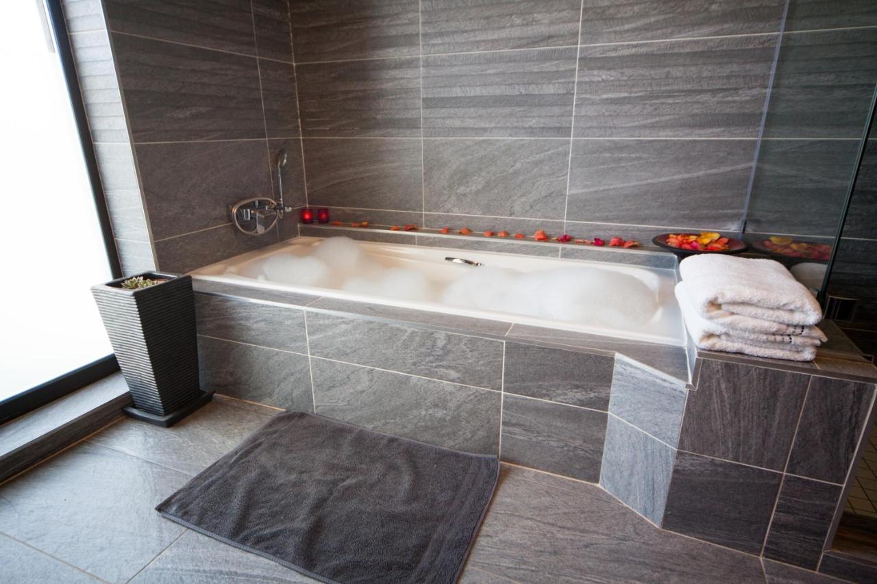 Over The Moon Guesthouse Йоханесбург Екстериор снимка