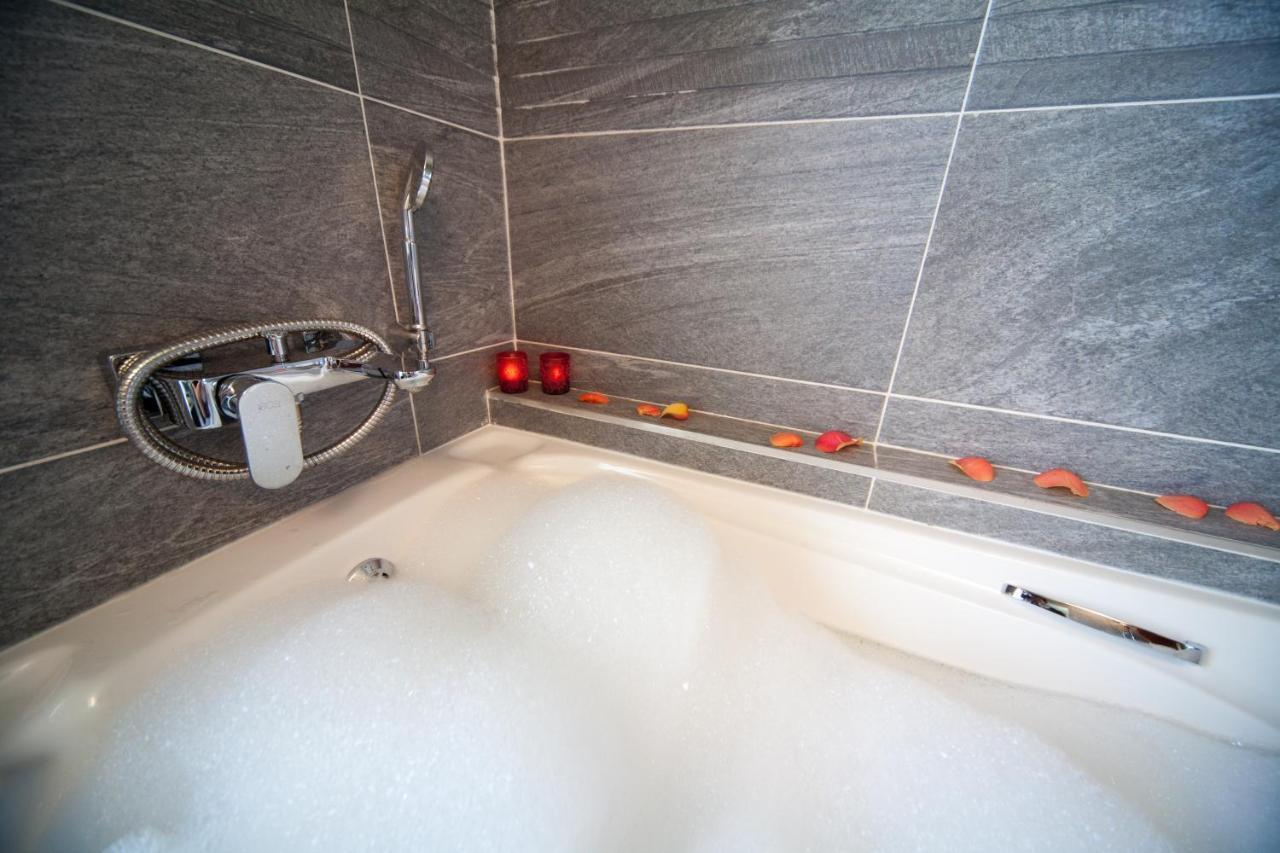 Over The Moon Guesthouse Йоханесбург Екстериор снимка