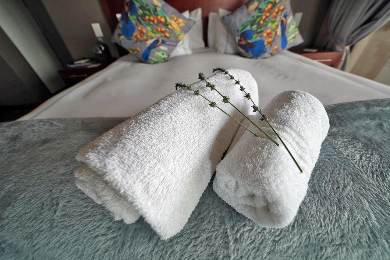 Over The Moon Guesthouse Йоханесбург Екстериор снимка