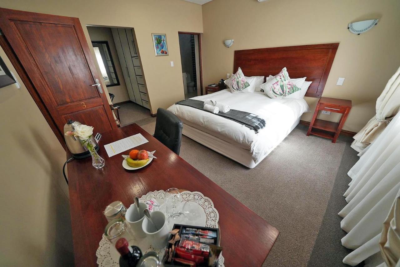 Over The Moon Guesthouse Йоханесбург Екстериор снимка