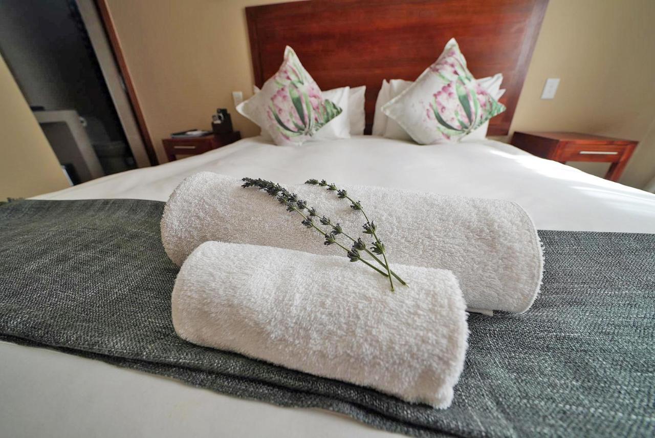 Over The Moon Guesthouse Йоханесбург Екстериор снимка